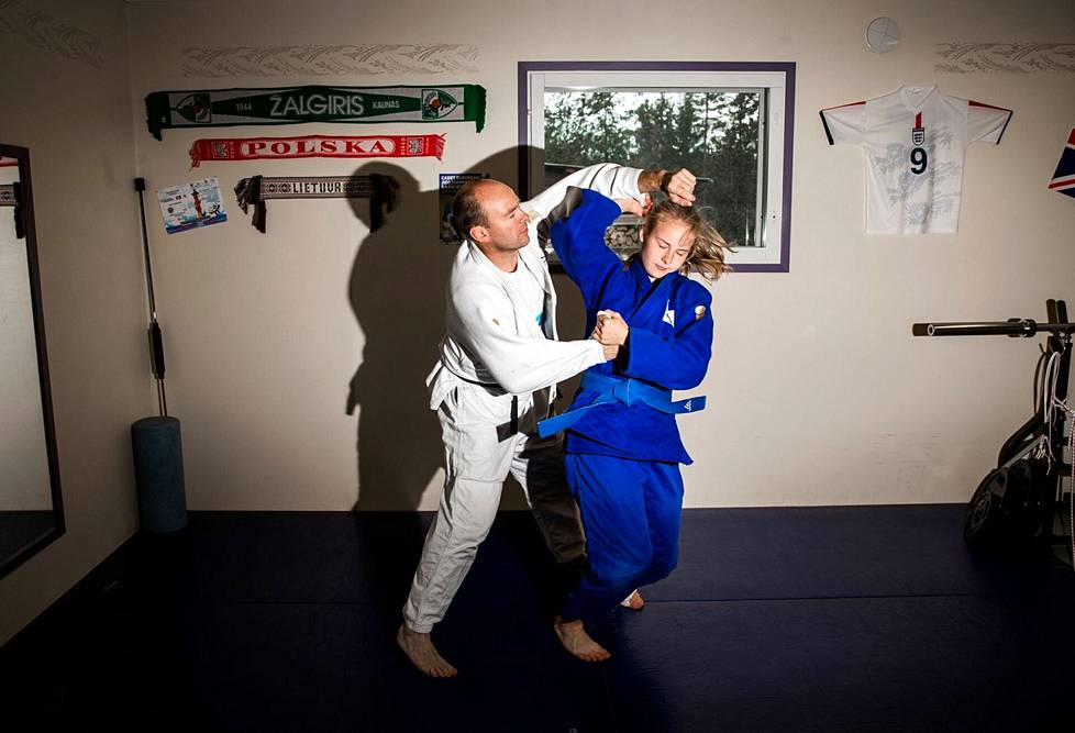 Pihla Salonen harjoittelemassa isänsä Sami Salosen kanssa silloisen kotinsa autotalliin tehdyssä judosalissa kesällä 2019. Nykyään Pihla Salonen asuu ja opiskelee Portugalissa.
