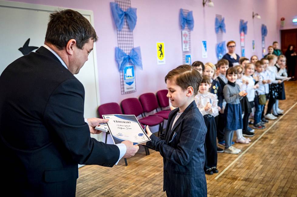 Artjom Furs 1B:ltä sai kunniakirjan viron opiskelusta Viron 105-vuotisjuhlassa venäjänkielisessä Maardun peruskoulussa.