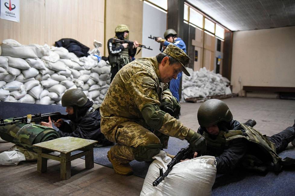 Siviilit harjoittelivat käyttämään aseita Odessassa.