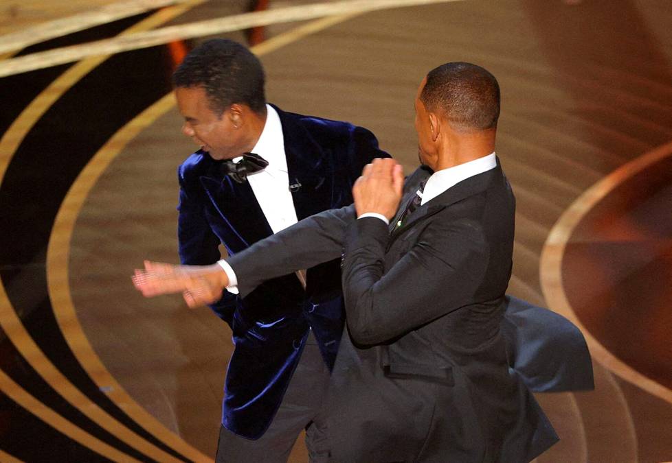27. maaliskuuta. Näyttelijä Will Smith läimäisee Oscar-gaalassa Chris Rockia kesken tämän juonnon. Smith hermostui vaimoonsa kohdistuneista Rockin kommenteista.
