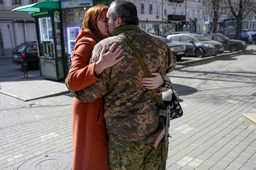 Ukrainalainen sotilas Igor suuteli vaimoaan Odessassa.