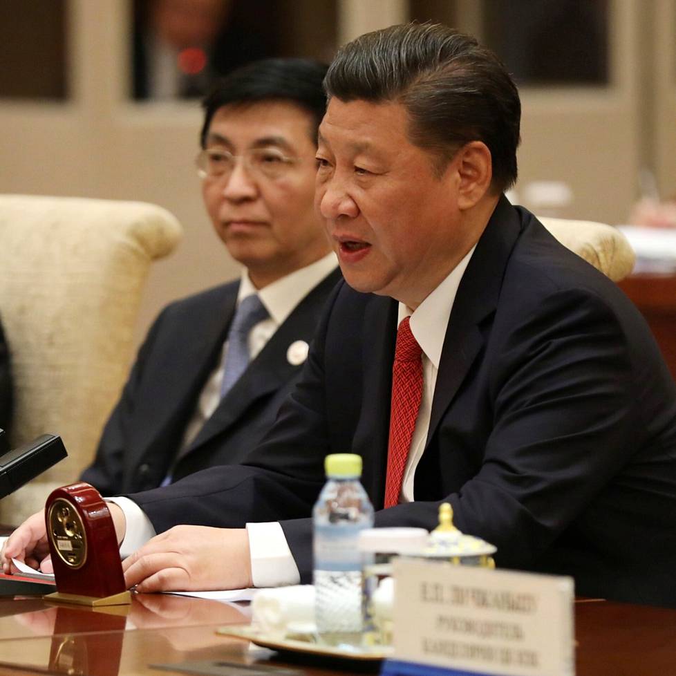 Wang Huning (taustalla) on usein Kiinan johtajan Xi Jinpingin mukana ulkomaiden päämiesten tapaamisissa. Tässä Xi puhuu Venäjän presidentille Vladimir Putinille toukokuussa 2017 Pekingissä.