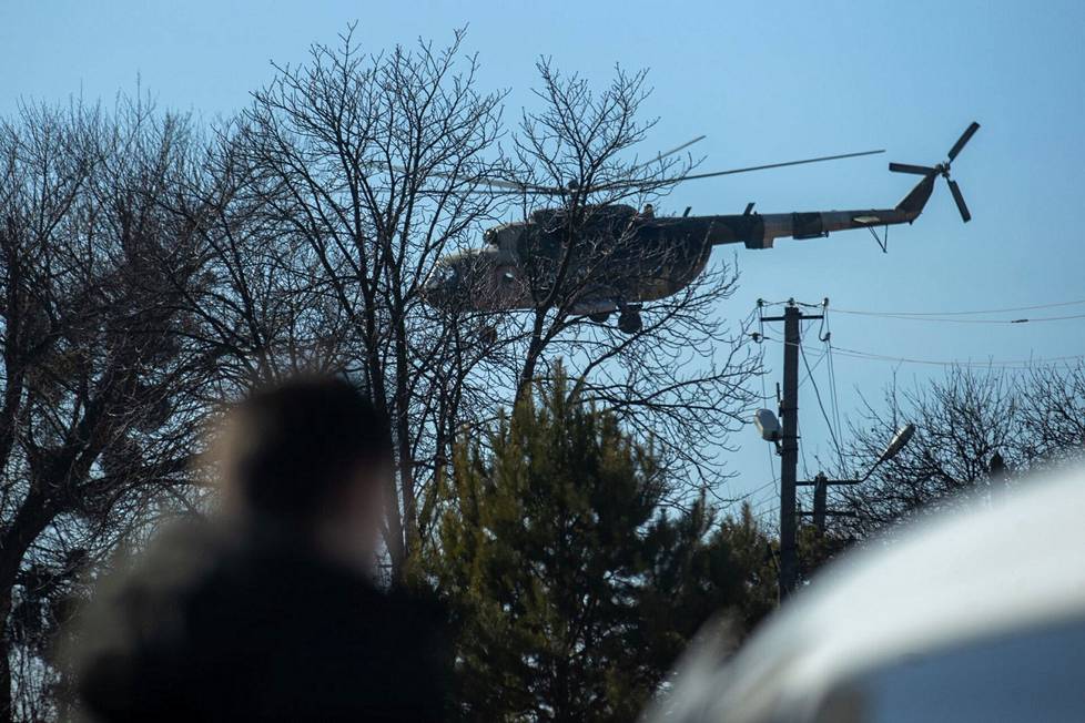 Вблизи пролетает вертолет украинских военных.