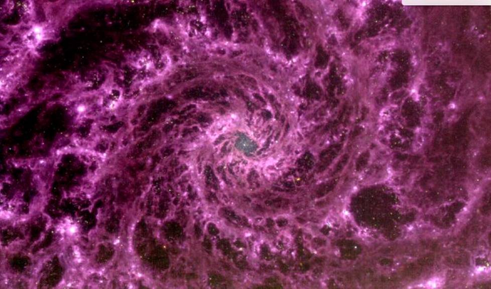 Avaruusteleskooppi Webb mittasi galaksia NGC 628 keski-infrapunan aallonpituuksilla. Kuva tuli julki sunnuntaina 17. heinäkuuta.