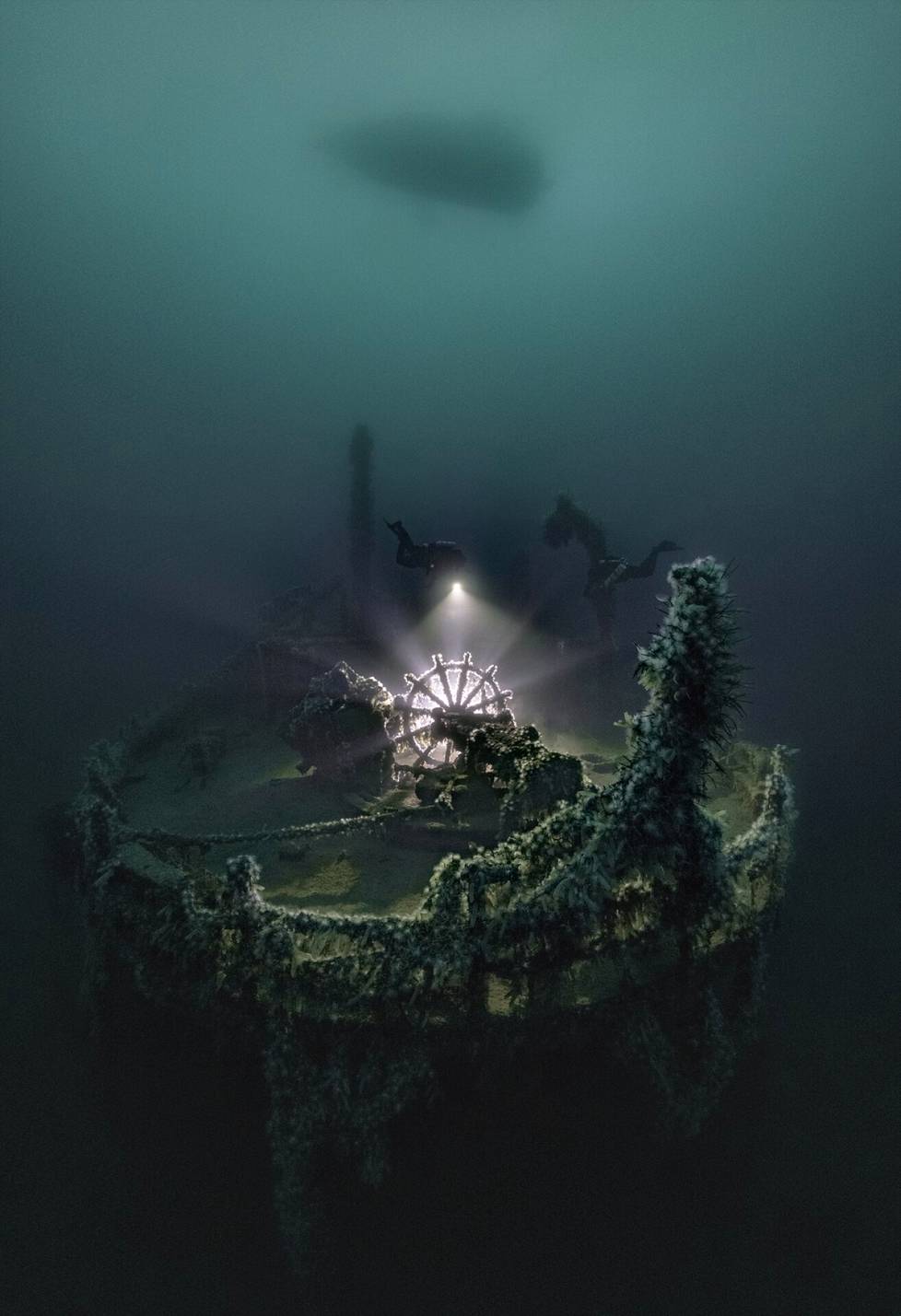The best of the wreckage series was the picture of Abandoned Ship by the Swedish Alex Dawson, in which the Norwegian Tyrifjord emerges as a diver in the light.