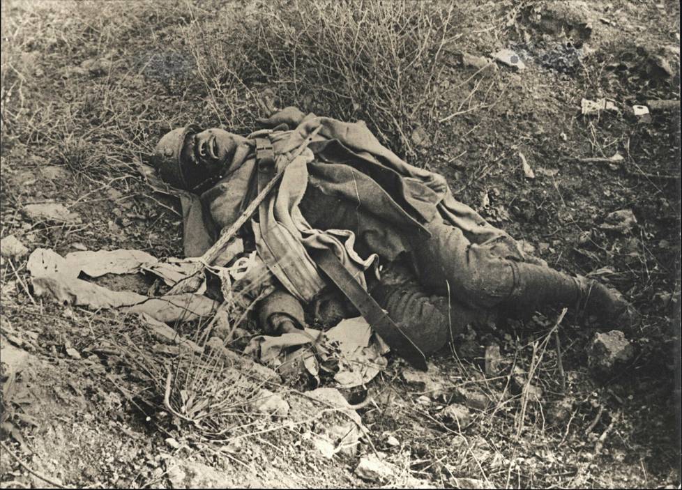 Kuollut ranskalaissotilas Verdunissa Ranskassa vuonna 1916. Verdunin taistelussa kaatui kymmenen kuukauden aikana arviolta 700 000 sotilasta.