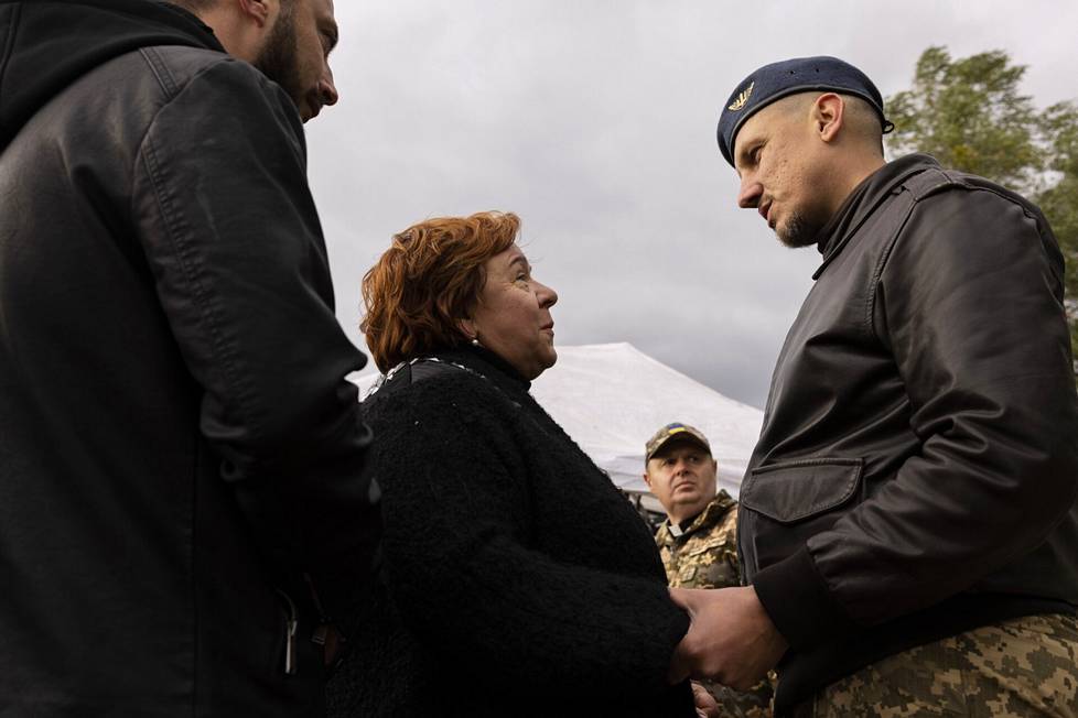 Leskeksi jäänyt Larysa Matjušenko puhui sotilaspastori Heorhi Dutšukin kanssa.