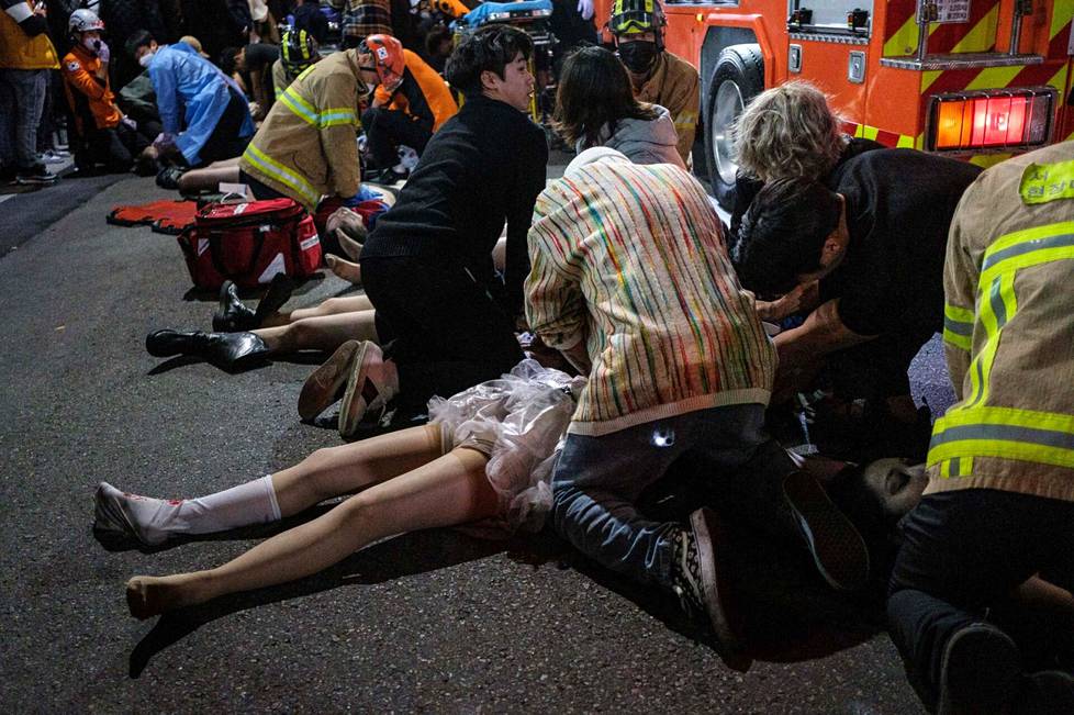 29. lokakuuta. Pelastustyöntekijät yrittävät auttaa halloweenjuhlaruuhkassa tallautuneita ihmisiä Etelä-Korean Soulissa. Onnettomuudessa kuoli yli 150 juhlijaa ja sadat loukkaantuivat vakavasti.
