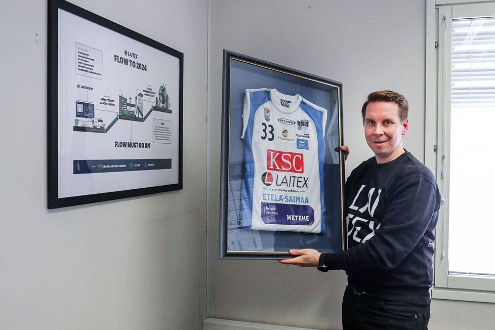 Lasse Kurronen ja NST:n mestaruuskauden paita kaudelta 2015–2016. 