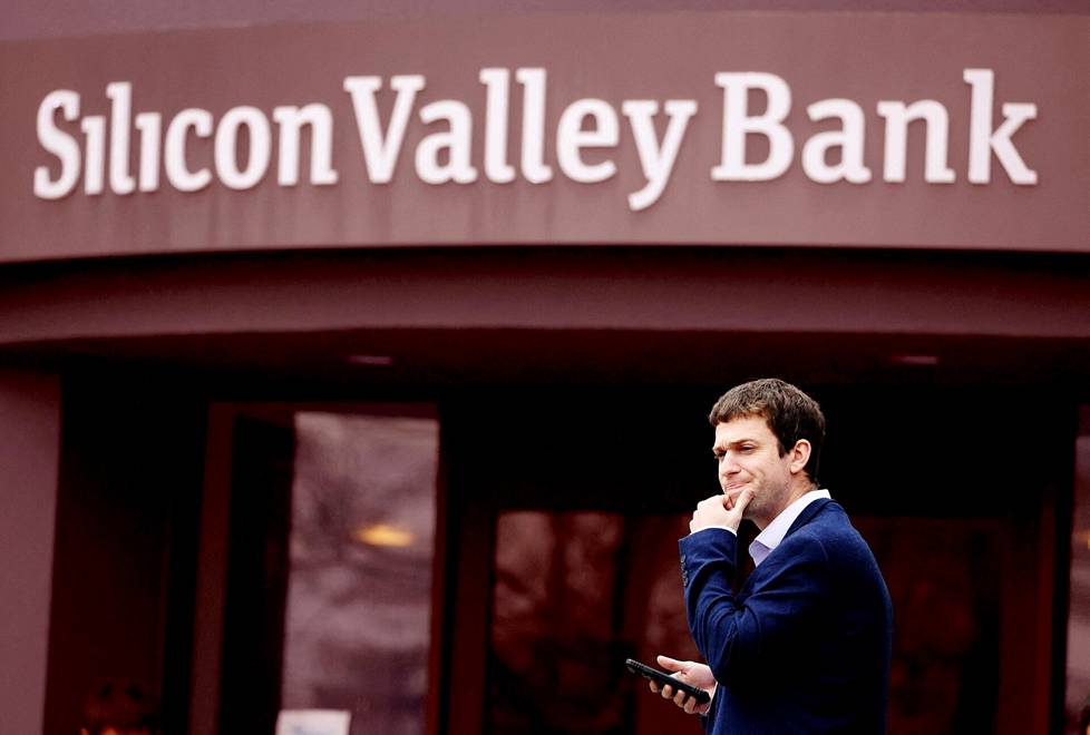 Silicon Valley Bankin asiakkaat ovat yrittäneet nostaa rahojaan pankista jo monta päivää. Pankin pääkonttorin edessä seisova mies kuvattiin Kaliforniassa 10. maaliskuuta. 