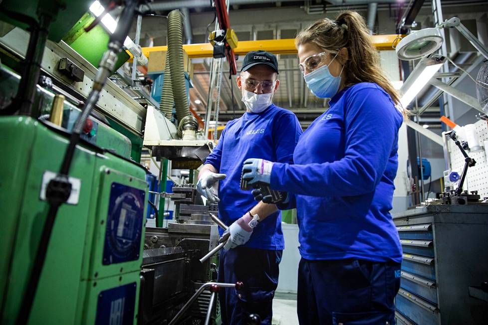 Sakari Ahonen ja Saara Suihkonen opiskelevat oppisopimuksella koneistajiksi venttiilejä valmistavan Neleksen tehtaalla Vantaalla. Metalliosia erilaisilla sorveilla työstävistä koneistajista on nyt konepajateollisuudessa kova kysyntä. 