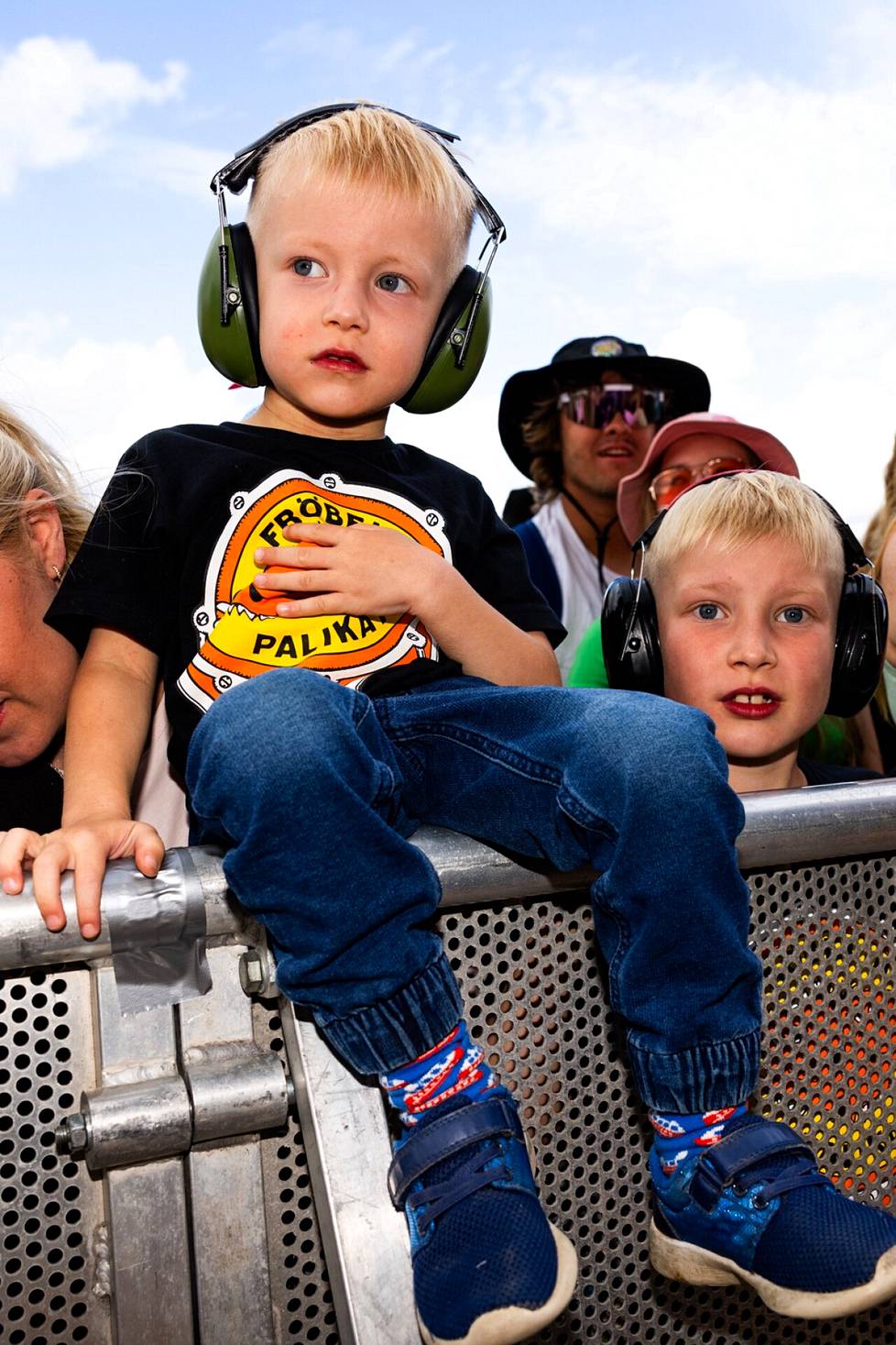 Veikko and Paavo Savikkomaa got to the front row to listen to Fröbel's Palikoi.  Paavo celebrated his 4th birthday at the same time.