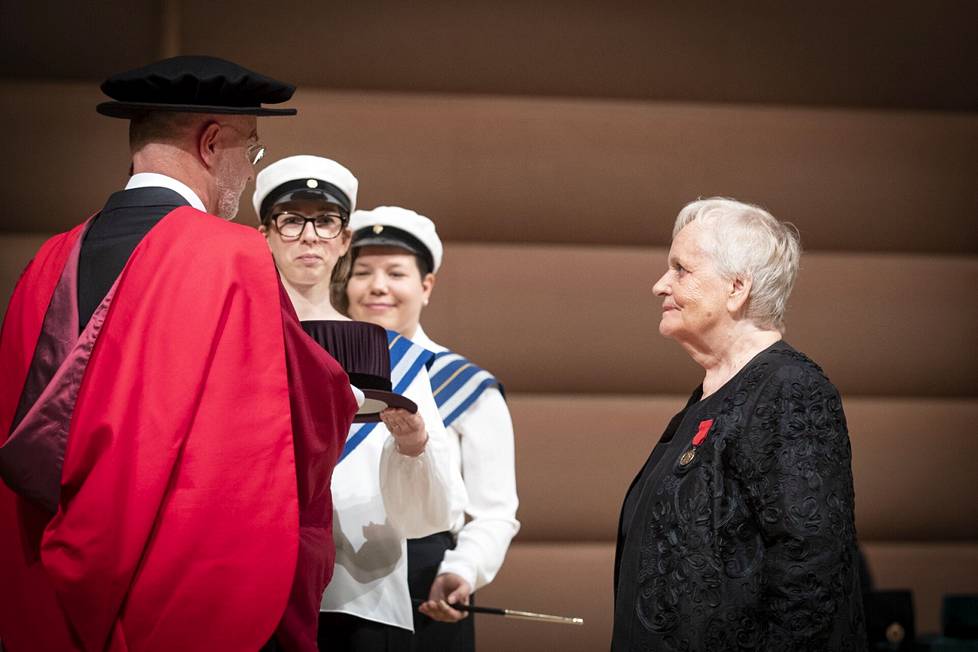Eila Roine vihittiin kunniatohtoriksi Tampereen yliopistossa 2018.