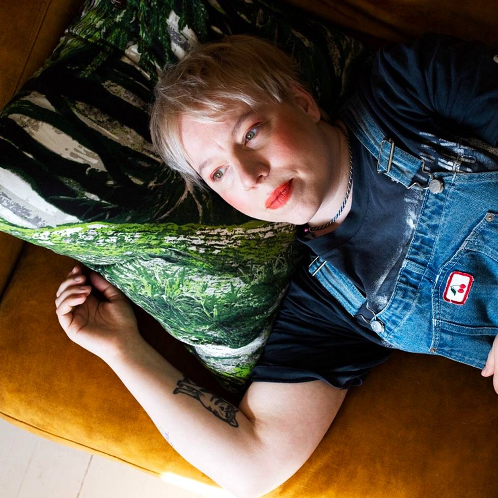 Muusikko ja laulaja-lauluntekijä Aili Järvelän latautumispaikka on oman kodin suuri keltainen sohva. 