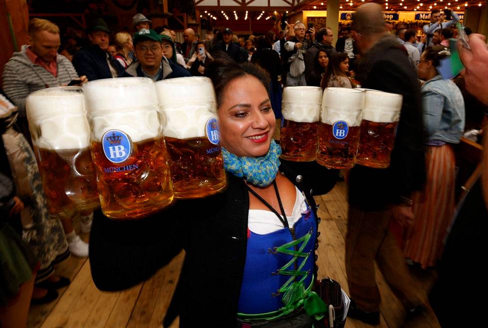 Tarjoilija työssään Oktoberfestillä Münchenissä lauantaina.