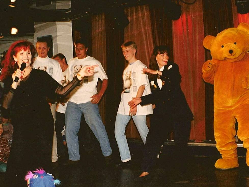 Aira Samulin tanssitti yleisöä Kummit-risteilyllä vuonna 1995. Tanssilattialla taikuri Iiro Seppänen (Samulinin takana), Teemu Selänne ja mäkihyppääjä Toni Nieminen.