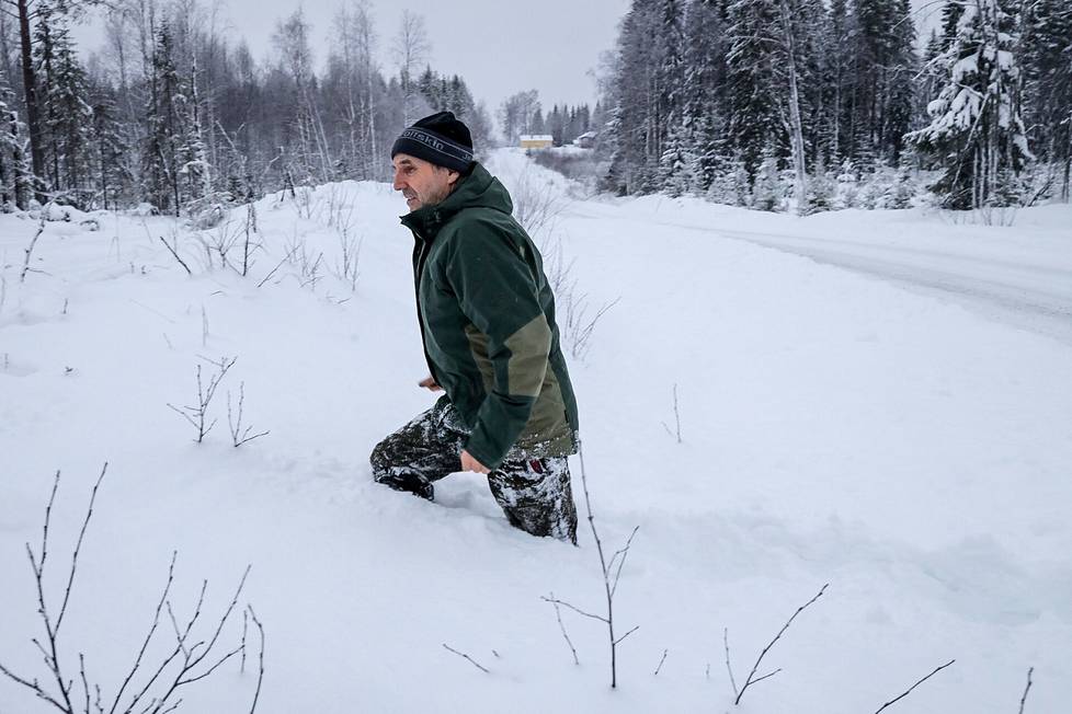 Seppo Ronkainen tarkistaa lumijälkiä Vieremällä. Tuore pakkaslumi on paikoin peittänyt jäljet.