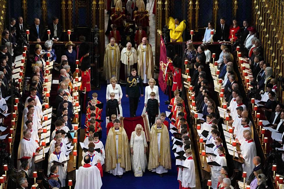 Kuningas Charles ja kuningatar Camilla kruunajaisseremonian alkaessa.