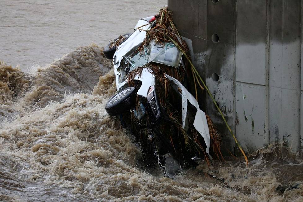 Los Angelesin myrsky romutti auton siltarakenteisiin lauantaina. 