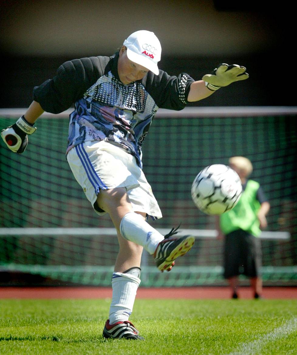 Myös jalkapallo kuului urheilua rakastaneen Noora Rädyn lajeihin juniorivuosina. Kuva Helsinki-cupista kesältä 2002.