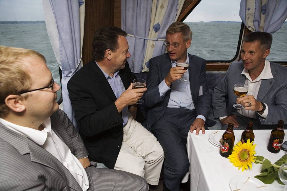 Pohjois- ja Itämerenmaiden ulkoministerien kokous Turussa elokuussa 2007. Laivamatkalla Aker Yardsin telakalle nautittiin virvokkeita. Vasemmalta Urmas Paet (Viro), Ilkka Kanerva, Carl Bildt (Ruotsi) ja Artis Pabriks ( Latvia).