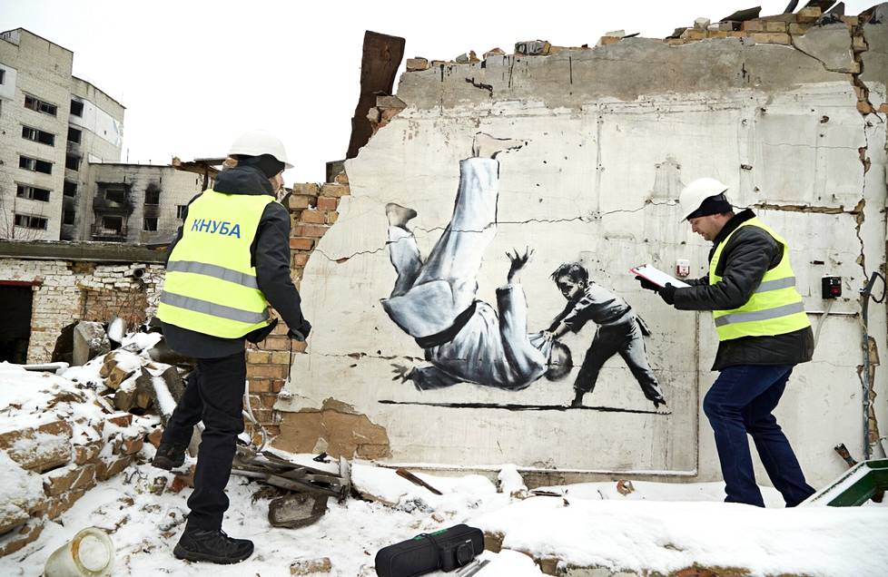 15. joulukuuta, Borodjanka. Professori Oleksandr Molodid tutkii Banksyn muraalia assistenttinsa kanssa. 
