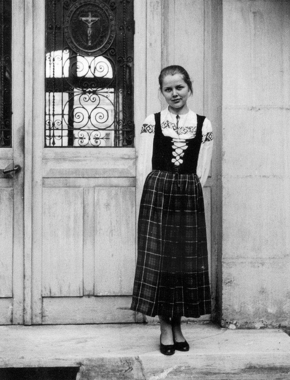 19-vuotias Ivonka Survilla juhli Valko-Venäjän itsenäisyyspäivää kansallispuvussa 25. maaliskuuta 1955 Pariisissa.