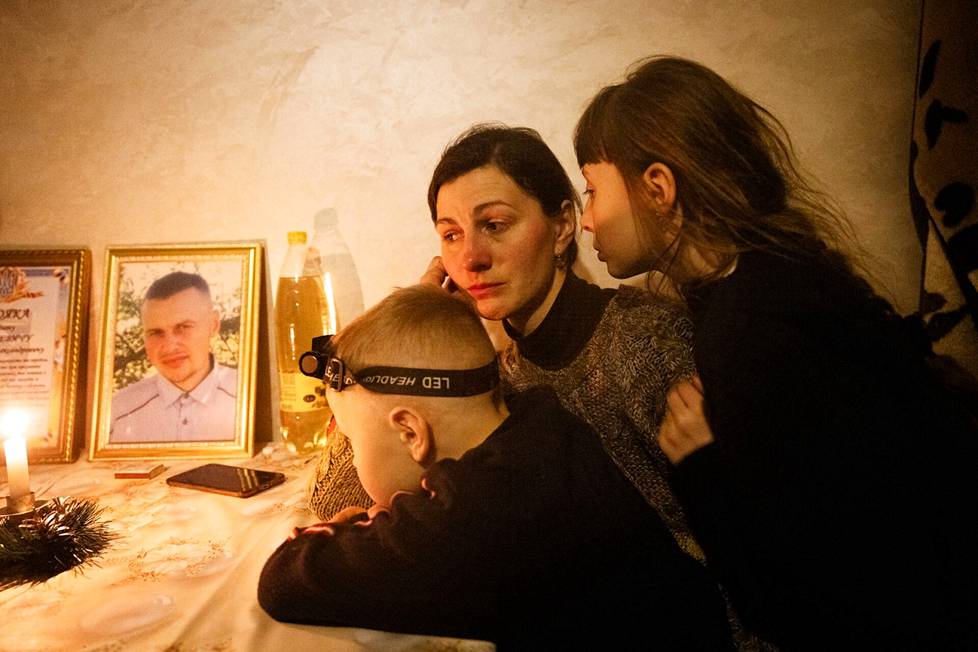 4. helmikuuta, Tšernivtsi. Romanian rajan lähellä on ainoa Ukrainan alue, joka on säästynyt ohjusiskuilta. Silti sota ahdistaa täällä enemmän kuin koskaan. Äiti Oleksandra Naškevytš, 7-vuotias Andri -poika ja yhdeksänvuotias Oksana-tyttö perheen olohuoneessa. Perheen 36-vuotias isä kaatui sodan rintamalla joulukuussa. 