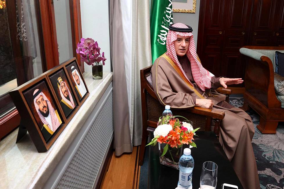 Saudi-Arabian apulaisulkoministeri Adel bin Ahmed al-Jubeir hotelli Kämpissä tiistaina. Potreteissa ikkunalaudalla ovat nykyinen kruununprinssi Mohammed (vas.), kuningaskunnan ensimmäinen hallitsija Ibn Saud ja nykyinen kuningas Salman.