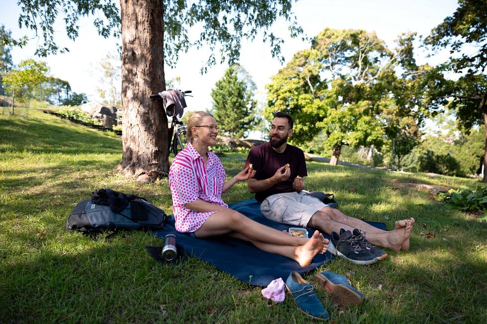 The couple Aliisa Hyvönen and Daniel Solymosi were going to Linnanmäki, but stopped for a picnic to charge their batteries. Snacks included, among other things, an apple pie bought from Puotila's street flea market.