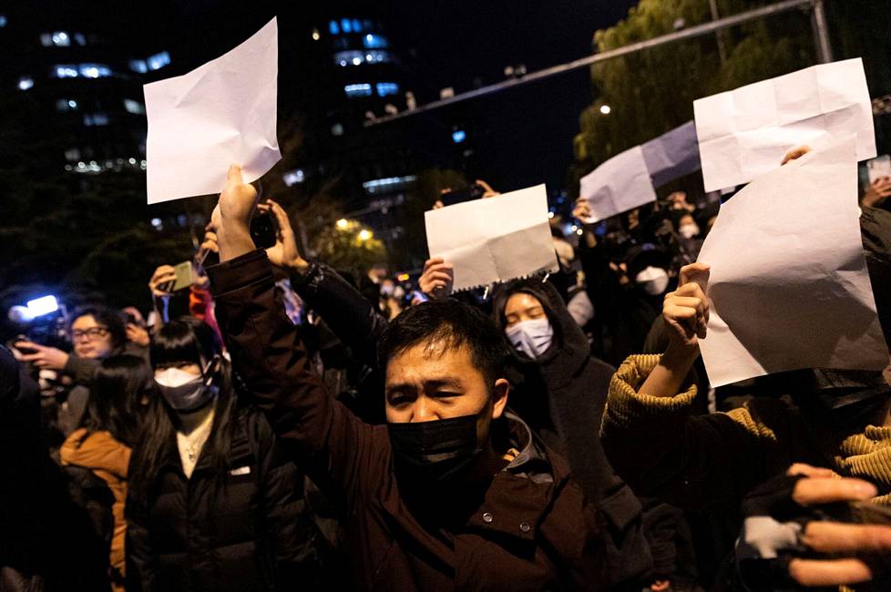 28.marraskuuta. Ihmiset näyttävät valkoisia paperiarkkeja protestina sananvapausrajoituksia vastaan Pekingissä, Kiinassa.