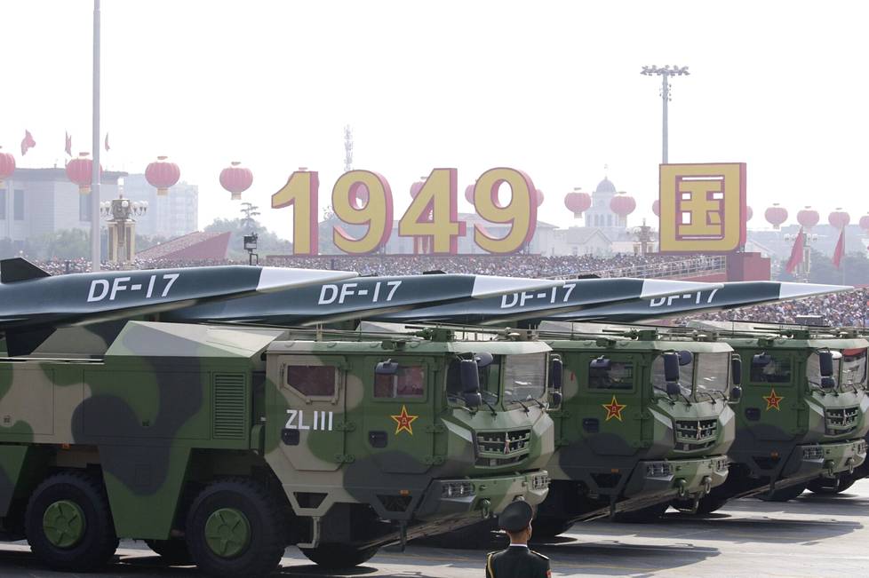 Kiina esitteli DF-17-ohjuksiaan sotilasparaatissa kansantasavallan 70-vuotisjuhlassa lokakuussa 2019 Pekingissä.