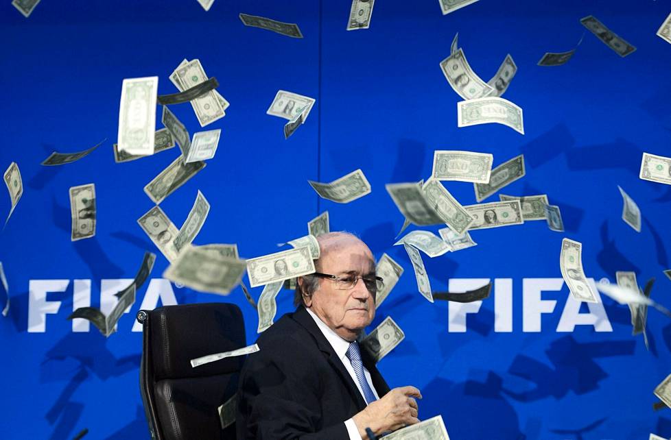 Brittikoomikko Simon Brodkin tunkeutui Fifan lehdistötilaisuuteen heinäkuussa 2015 ja heitti seteleitä tuolloisen puheenjohtajan Sepp Blatterin päälle ”kiitokseksi Pohjois-Korean vuoden 2026 kisaisännyydestä”.