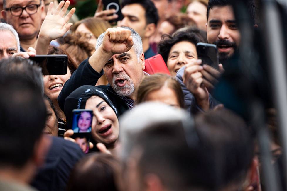 Opposition supporters enthusiastically greeted Kemal Kılıçdaroğlu at Arjant elementary school on Sunday.