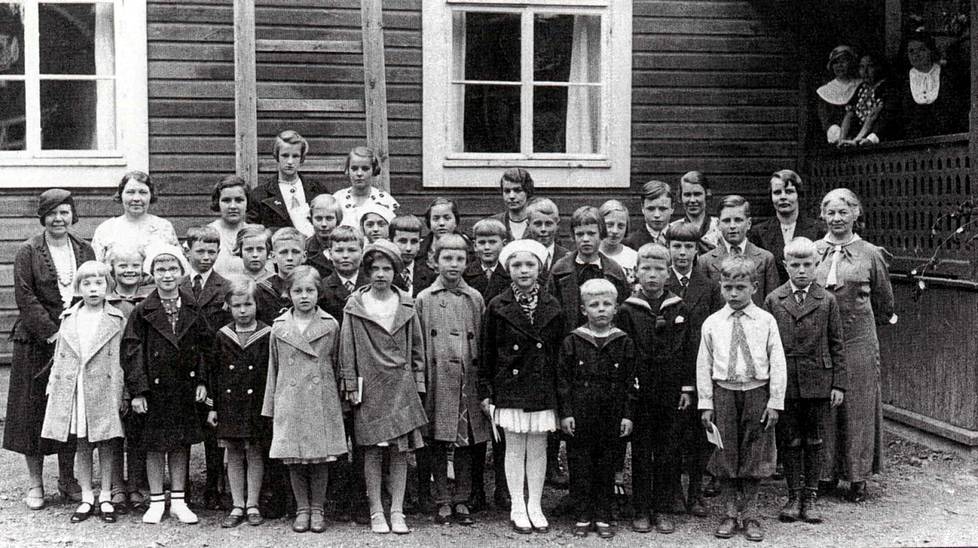 Alma Kleen eli Alma Pihlin oppilaita Kymin ruukin ruotsinkielisessä koulussa vuonna 1935. ”Tant Alma” kuvassa vasemmalla. – Maj-Britt Paron kirjan kuvitusta.