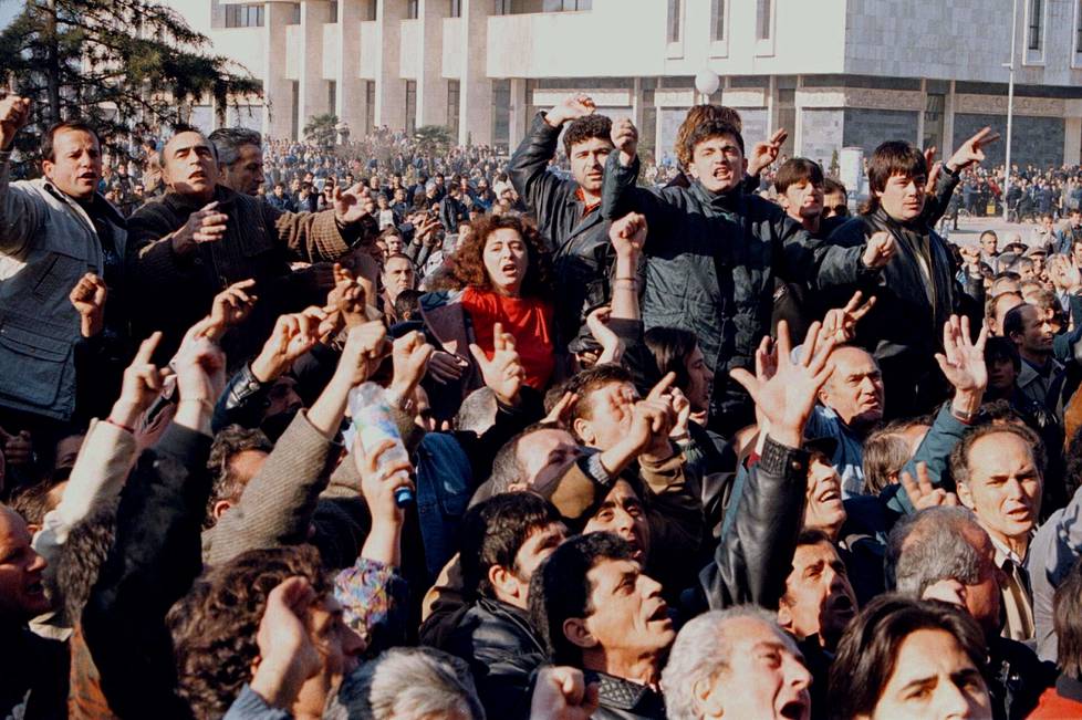 Tuhannet ihmiset protestoivat Tiranassa tammikuussa 1997, sillä moni oli menettänyt kaikki säästönsä finanssiyhtiöiden konkurssien myötä.