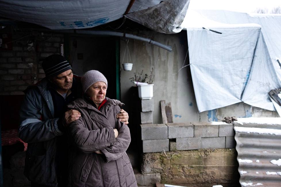Aleksandr Dokalenko rauhoittelee puolisoaan Jelena Dijatškovaa kotipihalla Avdiivkassa, joka on kärsinyt pahoin Itä-Ukrainan sodasta.