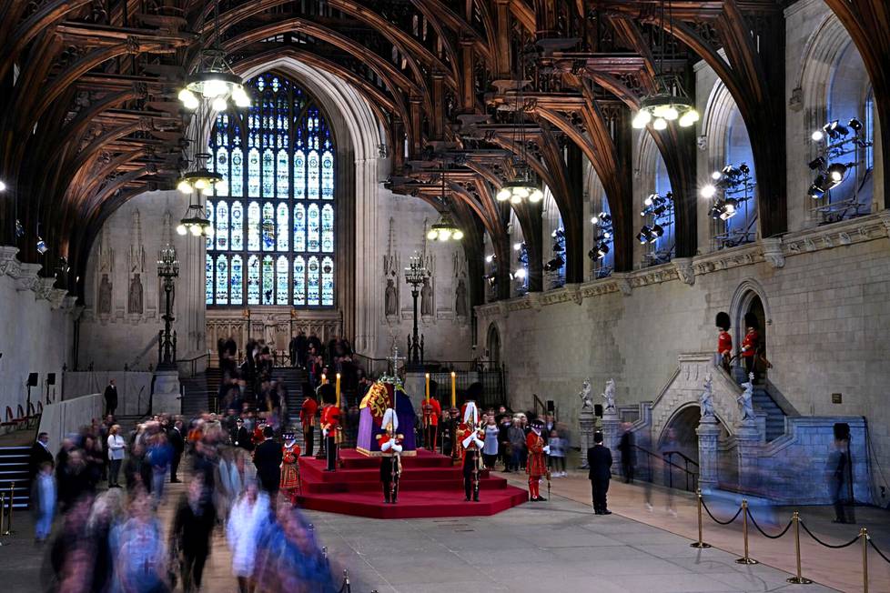 Kuningattaren arkku on maanantaiaamuun asti esillä Westminster Hallissa.