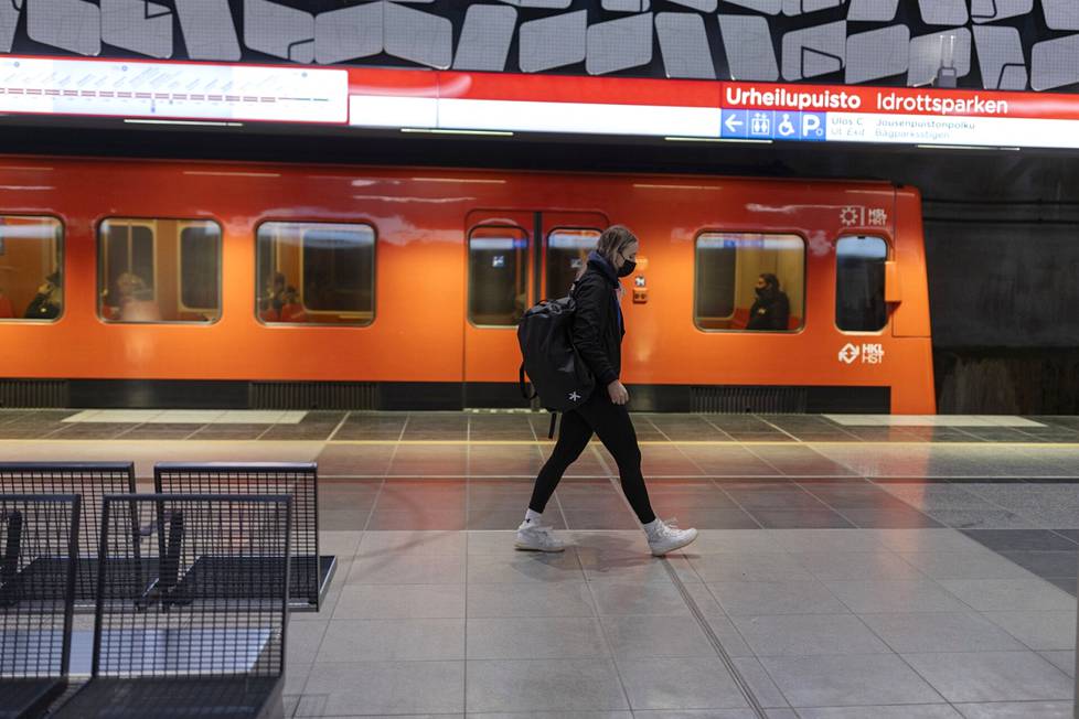 Kello 17.20 Viitasuo saapui Urheilupuiston metroasemalle. Matka treeneihin taittuu bussilla, metrolla ja kävellen.