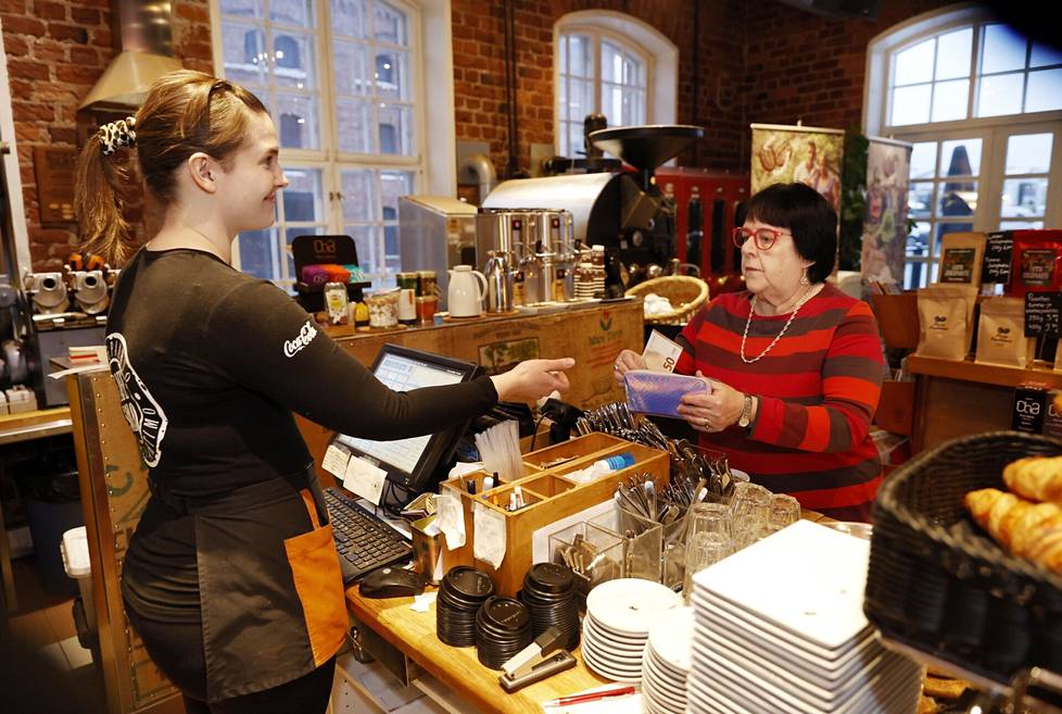Sirkka Leivo-Jokimäki tekee ostoksensa melkeinpä pelkästään käteisellä. Porilaisen Cafe Solon Satu Södergren arvioi, että kahvilan asiakkaista enää noin joka kymmenes maksaa käteisellä, muut maksavat joko pankkikortilla tai mobiilimaksulla.