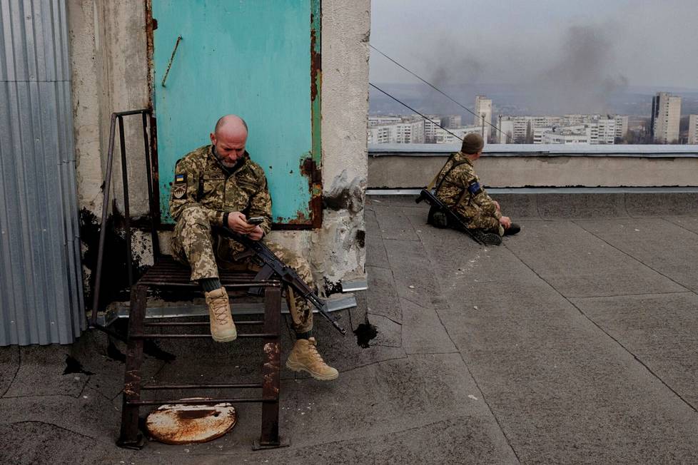 Ukrainalaiset sotilaat tarkkailivat katolta Harkovaa.