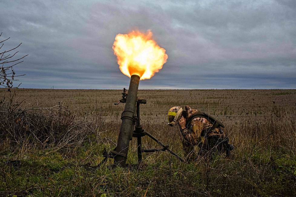 Ukrainan kansalliskaartin sotilas ampui kranaatinheittimellä 25. lokakuuta 2022 Harkovassa.