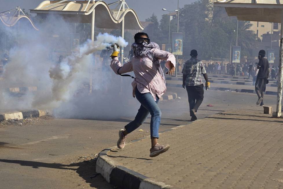 Mielenosoittaja heittää takaisin kyynelkaasupanosta, jonka turvallisuusjoukot ovat ampuneet väkijoukkoon Sudanin pääkaupungissa 30. lokakuuta 2021. Käynnissä oli mielenosoittajien marssi, joka vaati Sudanin sotilashallinnon alasajoa ja vallan siirtämistä siviiliviranomaisille. Armeija oli ottanut vallan 25. lokakuuta, hajottanut hallituksen ja pidättänyt pääministerin. Mielenosoittajat marssivat 30 joulukuuta Khartumin sekä kahden naapurikaupungin läpi. Mielenosoitukset tukahdutettiin julmasti. Reutersin mukaan viisi ihmistä kuoli. Valokuvaaja Faiz Abubakr Mohamed on sudanilainen, joka osallistui ensimmäisiin mielenosoituksiin heti sotilasvallankaappauksen jälkeen, mutta sittemmin hän kanavoi vastarintansa kuvajournalismiin.