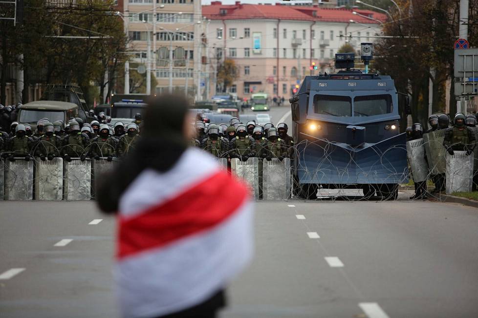 Mellakkapoliisit vartioivat presidentinvaalien tulosta vastustavaa protestia Valko-Venäjän pääkaupungissa Minskissä lokakuussa 2020.