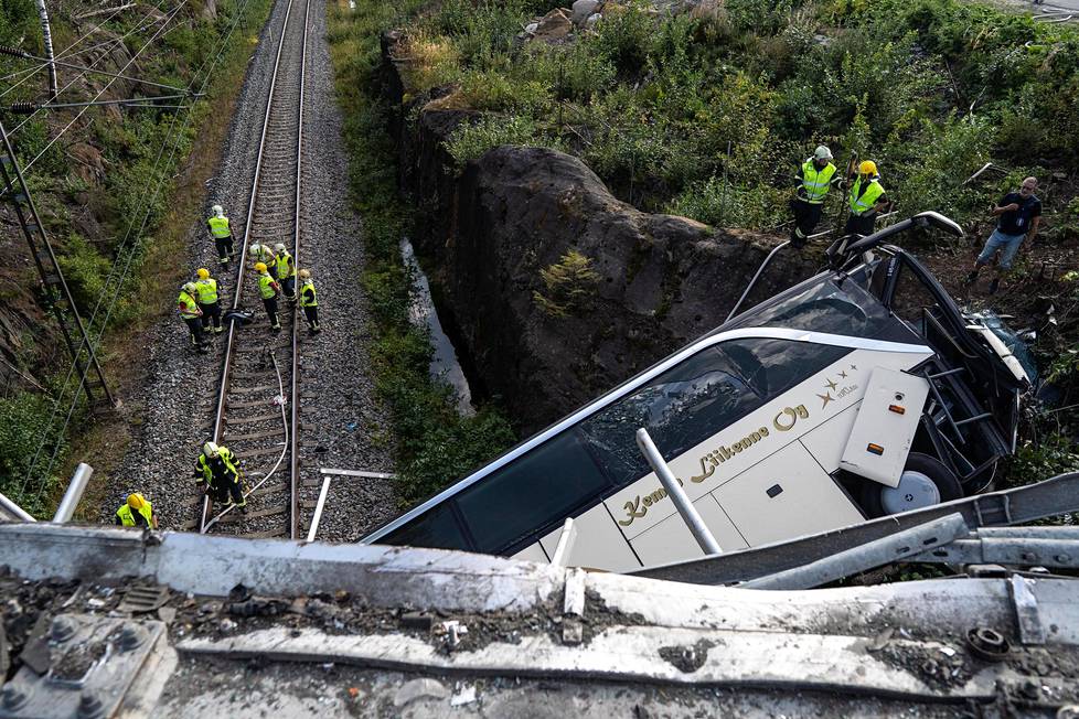 Viime elokuun lopussa tilausbussi syöksyi kovaa vauhtia sillalta junaraiteelle Kuopion Kolmisopessa. Onnettomuudessa kuoli neljä matkustajaa ja loukkaantui 22.