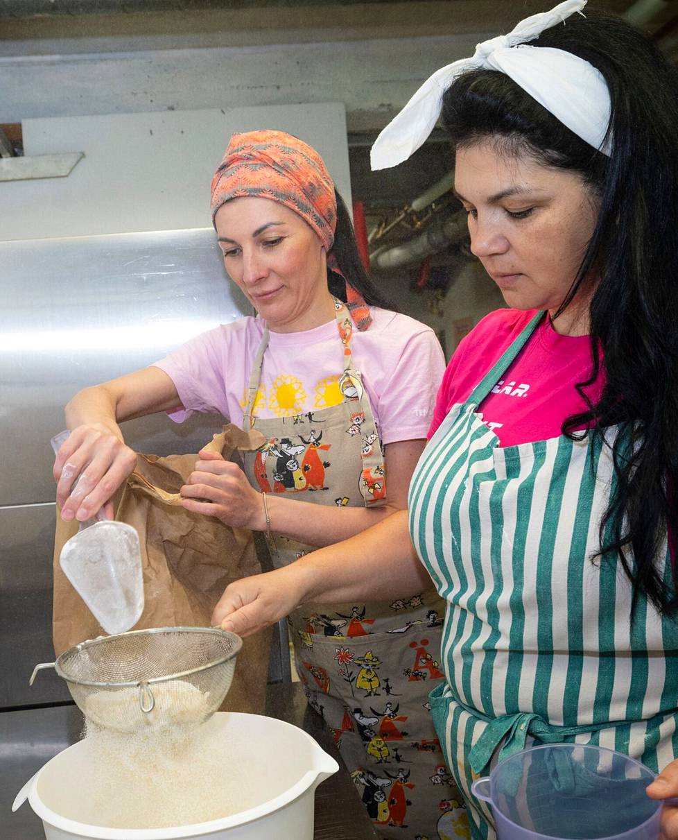 Tatjana Nagorna (oik.) ja Marija Dmytrenko tekevät töitä Halipulla-leipomossa.