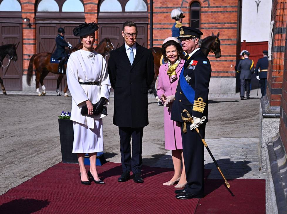 President Alexander Stubb, Mrs. Suzanne Innes-Stubb, Queen Silvia and King Charles XVI Gustav gathered for a group photo at the royal stables.