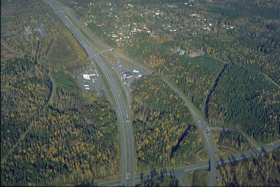 Vuonna 1996 otetussa ilmakuvassa Hämeenlinnanväylän oikealla puolella nykyisen Kivistön aseman seudulla oli vielä paljon metsää. 