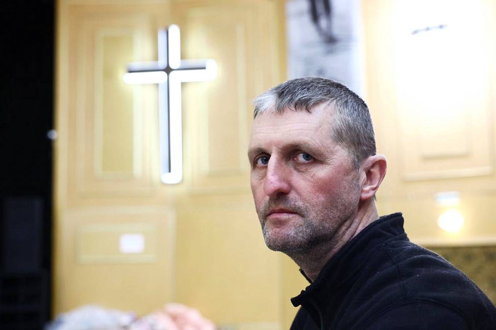 Три недели назад у Константина Мирошниченко был свой магазин, теперь он – беженец.