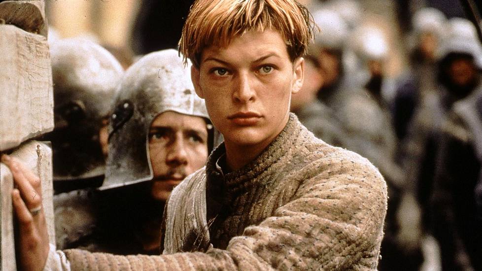 Milla Jovovich esittää Jeanne d’Arcia Luc Bessonin ohjaamassa The Messanger -elokuvassa vuodelta 1999.